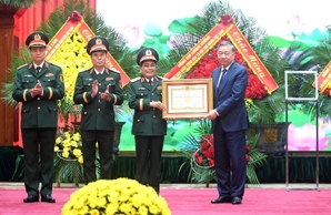 苏林总书记向后勤技术总局授予“人民武装力量英雄”称号